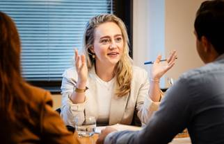 Afbeelding met persoon, Menselijk gezicht, kleding, overdekt

Door AI gegenereerde inhoud is mogelijk onjuist.